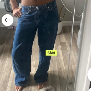 Blåa wide leg jeans från nakd - Säljer ett par klassiska blåa jeans från Levis med wide leg passform och normal midja stängs med knapp och dragkedja. Perfekta för en avslappnad och trendig stil.