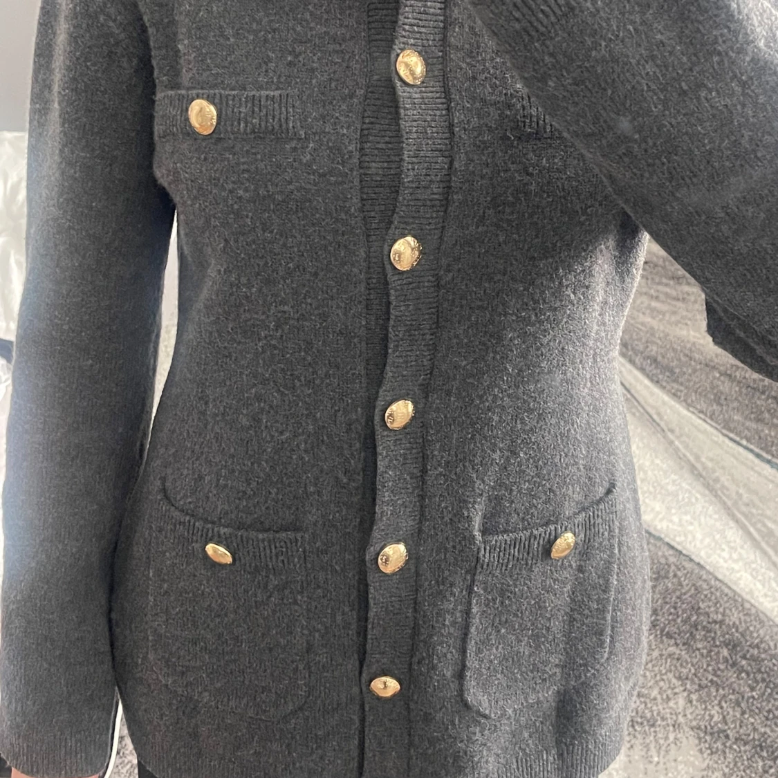 Mörkgrå finstickad kofta med guldknappar - 1