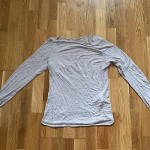 Beige/grå långärmad topp från Intimissimi - Säljer nu min långärmade intimissmi topp från intimissmi, använt max 3 gånger. 