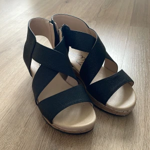 Sandaler strl 33 - Ett par skor som är änvända men i bra skick, storlek 33.