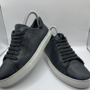 Axel arigato skor / Svarta / EU 37 - 📊 Färg : Svarta  📏 storlek : EU 37  ♻️ Om produkten : Axel arigato skor i mycket fint skick då dom inte har några skador eller liknande vid sig. Skorna passar till massvis med outfits.  🚛 Fraktas inom 24h  🚛 Frakats med tryggt paket  ✅ fina i skick ✅ känns som nya.