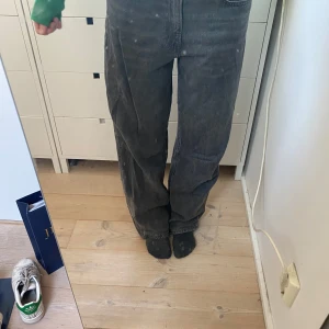 Gråa baggy jeans - Säljer ett par gråa jeans med baggy passform och normal midja. Köpta för 500kr från Gina tricot