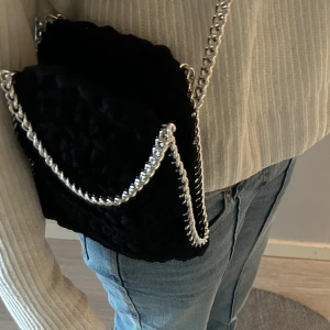 Virkad väska, Stella McCartney liknande - Jättefin virkad Stella McCartney liknande väska, svart med silver kedja💞den är ganska liten men det ryms mycket, mobil, nycklar…. säljer den för dyrare pris då den är handgjord🥰🥰