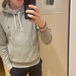 Ljusgrå hoodie från Ralph Lauren - Säljer en ljusgrå hoodie från Ralph Lauren. Väldigt snygg och skön! Bra skick. Nypris 2195.