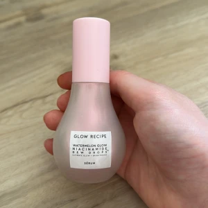 Glow Recipe Watermelon Glow Niacinamide Dew Drops - Glow Recipe Watermelon Glow Niacinamide Dew Drops är ett serum i en rund, frostad glasflaska med rosa lock. Innehåller niacinamid och ger huden lyster. Perfekt för dig som vill ha en glowig finish. Ca 2/3 kvar! Den är jättebra men säljs pga att jag inte längre använder den❤️