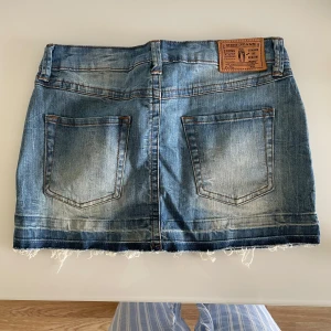 LÅGMIDJAD JEANSKJOL - SKITSNYGG LÅGMIDJADE JEANSKJOL FRÅN MNG JEANS😍❤️bra skick och perfekt till sommaren!😊💕