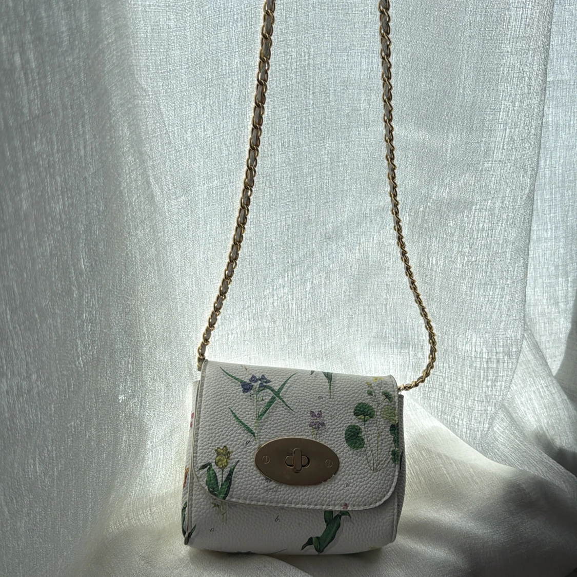 Vit axelväska med blommigt mönster och guldkedja - 3