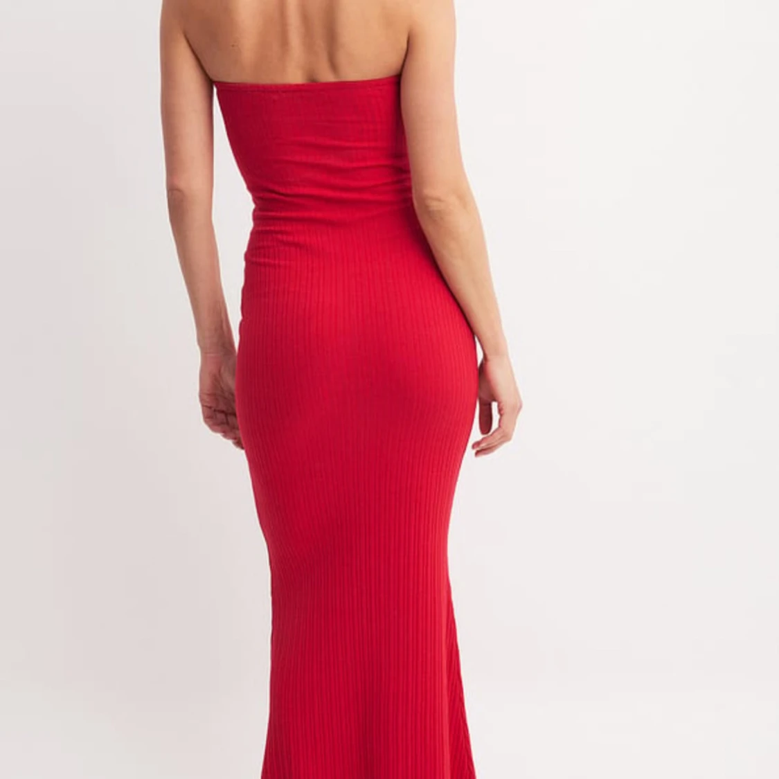 Röd axelbandslös långklänning - 1