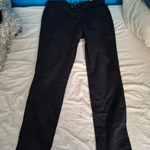 Slim/Marco Jeans från Jack & Jones - Slim/Marco Jeans från Jack & Jones I storlek W29/L30. Är lite slitna undertill. 