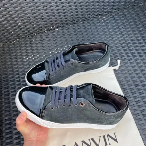 Mörkblå lanvin cap toe  - Säljer nu dessa mörkblå Lanvin cap toe, dustbagen på bilden ingår eventuellt då jag säljer 2 lanvins och bara har en dustbag, skriv för fler bilder/frågor🙌🏼