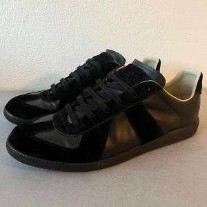 Maison Margiela Gats - Säljer ett par riktigt snygga Gats från Maison Margiela i storlek 43 som är perfekt för våren. Använda ett par gånger men i perfekt skick. Dustbag ingår till skorna.