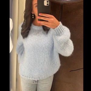 Ljusblå stickad tröja - Hej säljer nu en supermysig ljusblå stickad tröja. Passar lika bra till jeans som till kjol.✨💕Tröjan är i storlek XS men är oversized så skulle säga att den passar S-M oxå. Den är använd endast 1 gång.