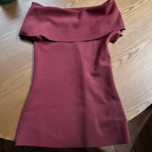 Roströd offshoulder topp från Twist & Tango - Helt ny roströd topp från Twist & Tango med offshoulder-design. Nypris: 1499