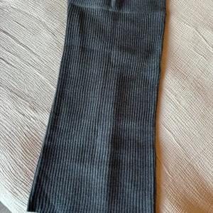 Stickad kjol - Stickad kjol, elastisk. Går nedanför knäna på mig som är ca 167. 