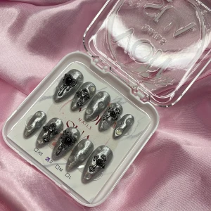Silver (S); Medium Almond - Snygga lösnaglar i silver med chrome effekt och svarta/silver 3D-charms samt droppar 💧 . Naglarna har en mandel form och kommer i storlek S. Perfekt för dig som vill ha en unik och trendig nageldesign. S: 15 mm, 11,5 mm, 12 mm, 11 mm, 9 mm 