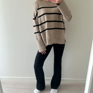 Beige stickad tröja - Säljer en beige stickad tröja med svarta ränder.
