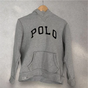  Ralph Lauren Hoodie - Ralph Lauren hoodie i jättefint skick! Den är i Storlek 14-16, detta motsvarar ungefär XS! Den är köpt för 1 585 kronor! Vid eventuella frågor eller funderingar är det bara att hojta till! 