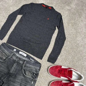 Mörkgrå kabelstickad tröja från Morris - M men krympt i tvätten så passar S/Xs. Köp för endast 499.