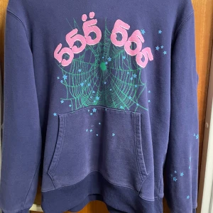 SP5DER tracksuit - Hoodie: 599 kr. Byxor: 399 kr. Hela tracksuiten: 799 kr. Nypris runt 3000 kr. Passar M och S