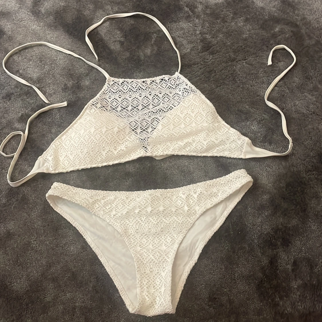 Vit spetsbikini med knyt