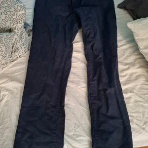 Byxor från H&M Regular fit W31 L32 - Säljer ett par byxor från H&M. Tar emot alla bud. Regular fit. W31 L32