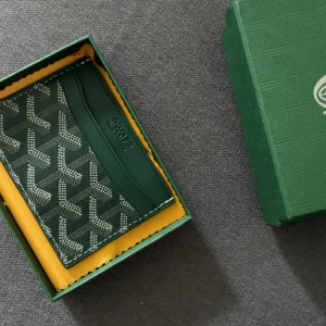 Grön kortplånbok från Goy4rd - Säljer en snygg grön kortplånbok från Goy4rd med deras klassiska mönster. Plånboken har flera fack för kort och är perfekt för dig som vill ha något stilrent och smidigt i fickan.