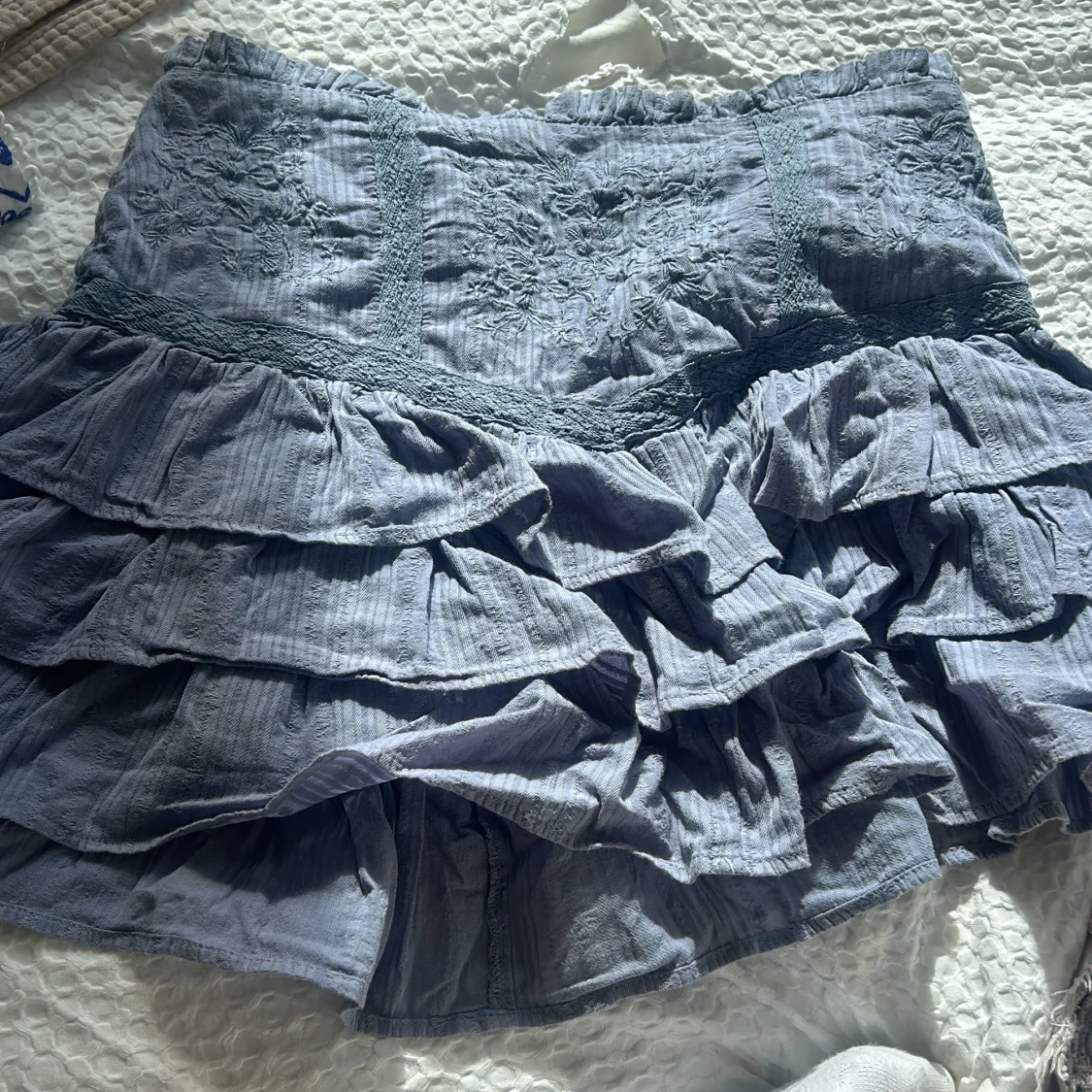 Duvblå volangkjol med broderi