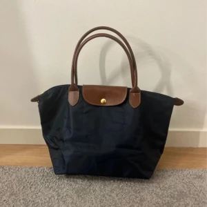 Svart handväska liknande Longchamp - Handväska som liknar longchamp