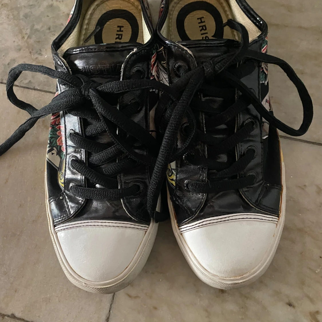 Svarta sneakers med mönster från Christian Audigier - 1