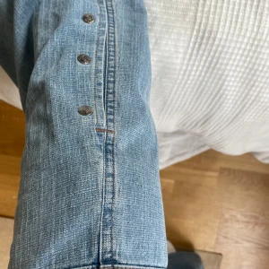 Lågmidjade bootcut jeans  - Coola lowwaist bootcut jeans från veromoda. Strl38, jag är 1.66. Detaljer längst ner i benen. Skriv vid frågor🫶