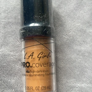 L.A. Girl PRO.coverage foundation - L.A. Girl PRO.coverage HD high-definition long wear illuminating foundation i en beige nyans. Kommer i en genomskinlig plastflaska med svart pump och lock. Innehåller 28 ml.
