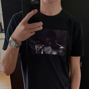 Limitato t-shirt - Säljer en svart t-shirt från Limitato med ett tryck av Mouhammed Ali på bröstet. Skick 9/10, inneha typer av defekter