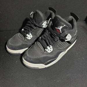 Jordan 4 Retro ”black canvas” - Säljer ett par Jordan 4 har bara använt dom 3-4, äkta såklart, pris kan diskuteras!