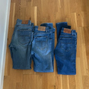 3 tiger of sweden jeans - 3 feta par tiger or sweden jeans. Ett par med feta slitningar och två par utan. 500 för alla tre jeans annars 200 kr för ett par. Alla är inte lika stora skriv för mer info! Skriv gärna vid frågor och tar emot bud!