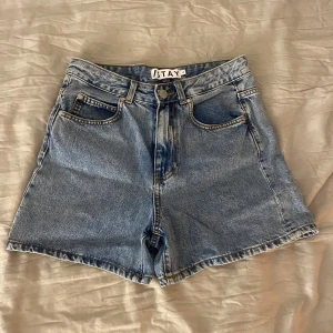 Blå jeansshorts från Stay - Ljusblå jeansshorts från Stay i storlek S💘De har en normal passform och stängs med knapp och dragkedja. Perfekta till sommaren!!