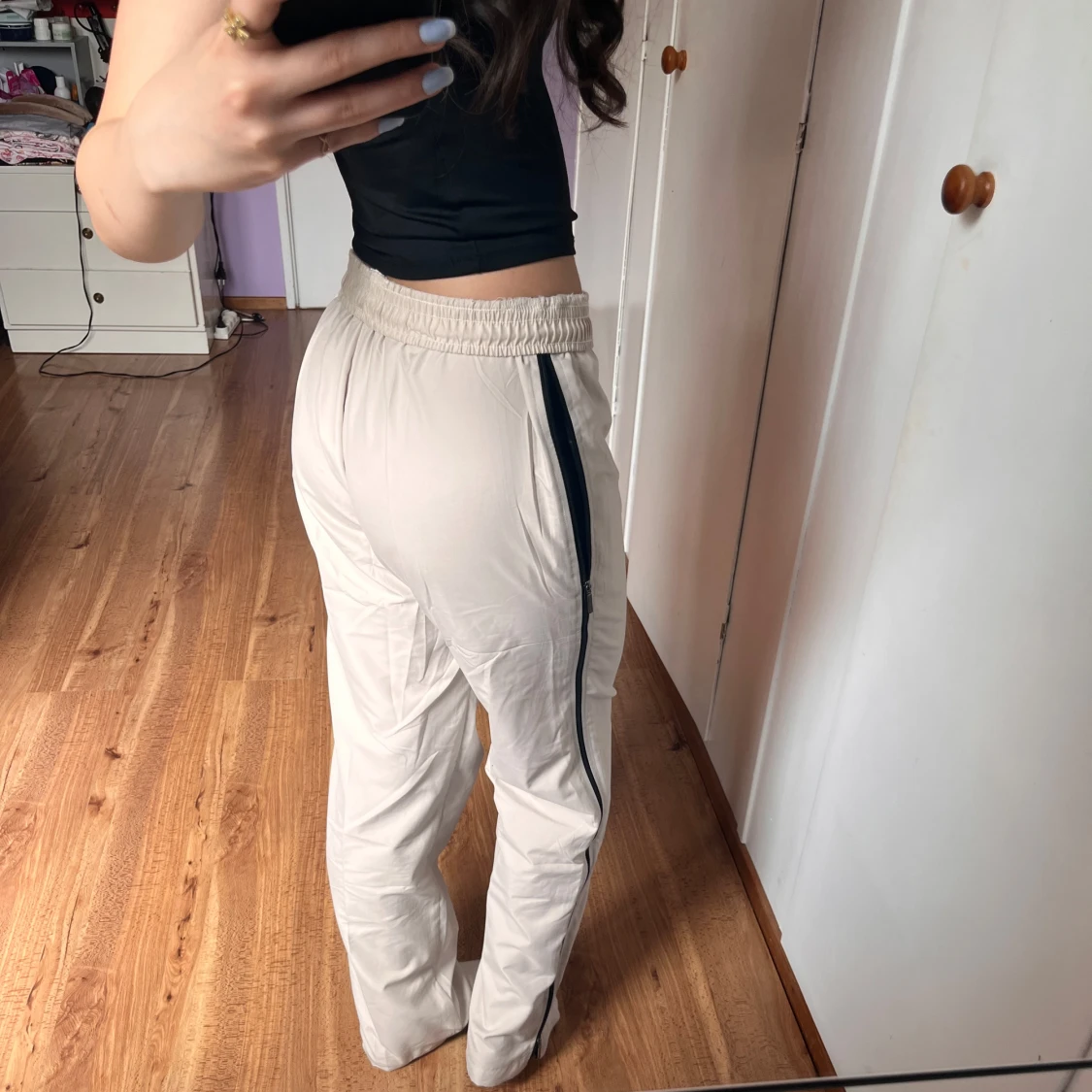 Beiga träningsbyxor med svarta detaljer - 1