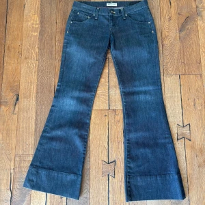 Mörkblå bootcut jeans  - Snygga mörkblå jeans från Lee med klassisk bootcut-ben. Jeansen har låg midja och subtila detaljer vid fickorna. Aldrig använda. Frakt ingår ej ❤️