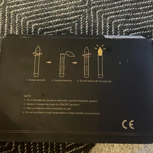 Vit batteridriven LED-ljusstake -  Säljer ett par Harry Potter ljus som man kan hänga i taket som i Harry Potter där man sitter och äter:))vit batteridriven LED-ljusstake i plast med avtagbar botten för batteribyte. Ljuset har en spetsig topp som liknar en låga och drivs av 2 AA-batterier. Perfekt för att skapa mysig stämning utan eld.