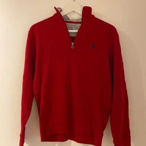 Polo ralph lauren half zip tröja - Säljer en stilren Polo Ralph Lauren zip tröja i fint skick! Storlek XS. Hör av er vid frågor!