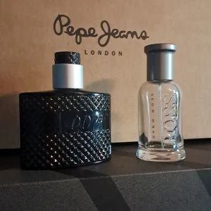 Säljer tomma parfym flaskor 007 och Hugo Boss - Säljer två herrparfymer: En flaska 007 och en Hugo Boss. Båda flaskorna har stilren design och passar perfekt för dig som gillar klassiska dofter.   ((TOMMA)) 