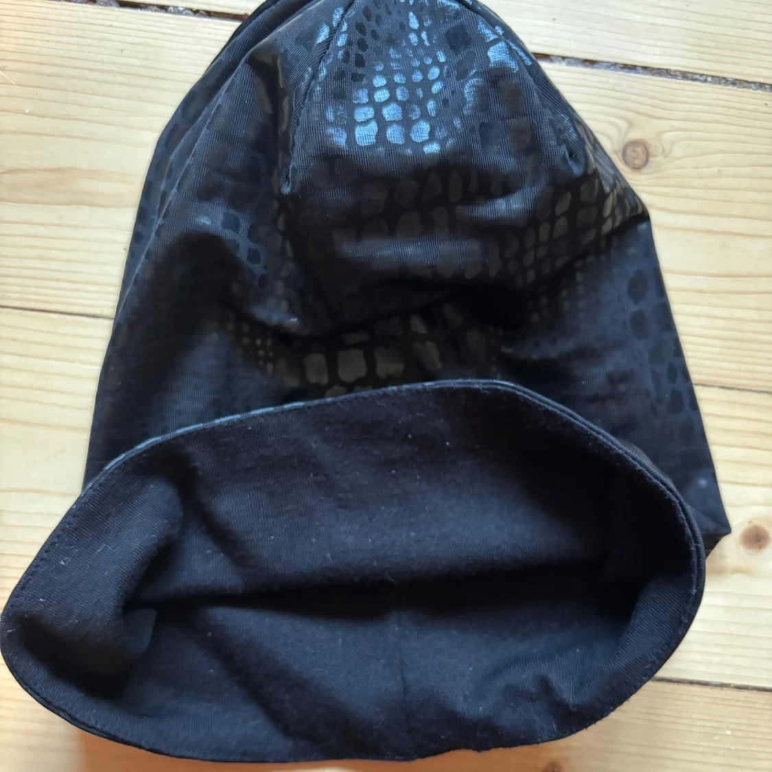 Svart mössa med glansigt ormskinnsmönster - 1