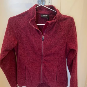 Vinröd fleecejacka från Everest - Mysig vinröd fleecejacka från Everest med dragkedja framtill och hög krage. Storlek S. Perfekt för lager-på-lager under kyliga dagar.