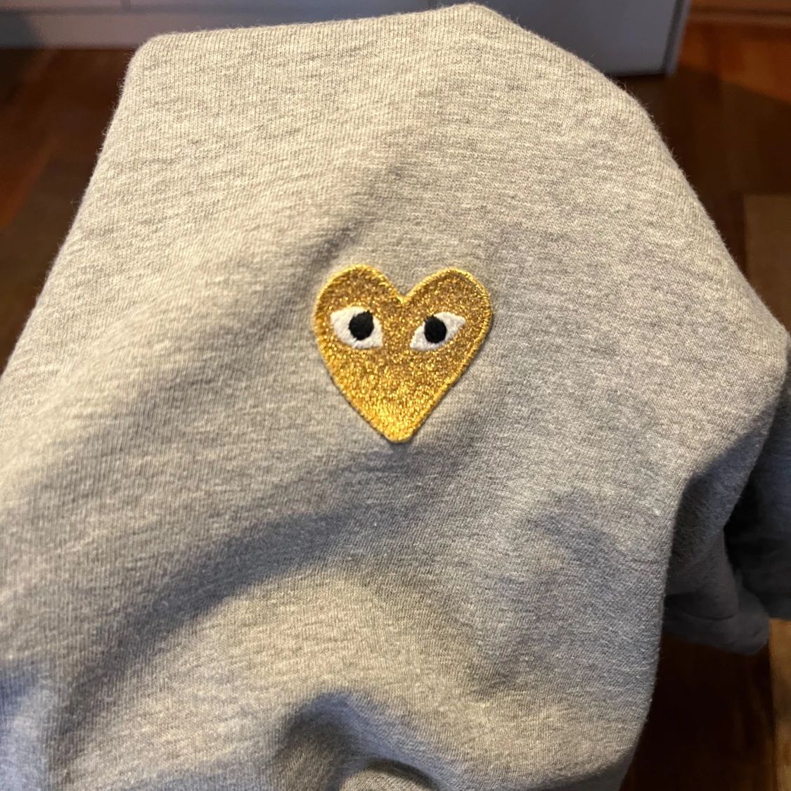 Grå t-shirt från Comme des Garçons Play - 1