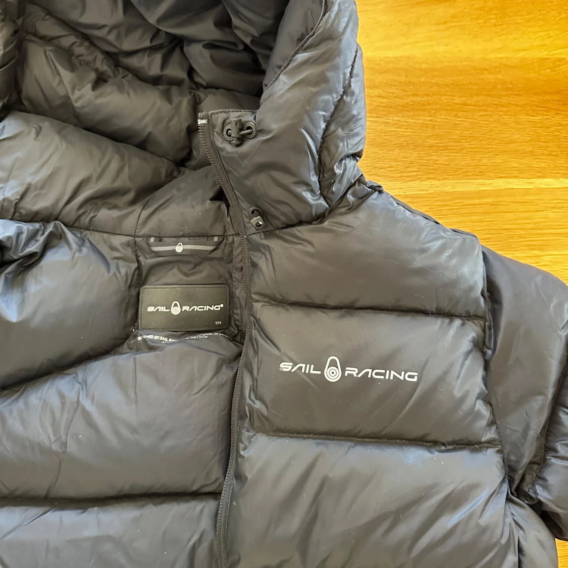 Svart dunjacka från Sail Racing - 2