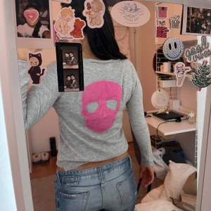Zadig & Voltaire tröja med rosa döskalle - Så himla snygg Zadig & Voltaire tröja me så cool rosa döskalle på ryggen!!💕💕💕 den har ett litet hål som är igen sytt som syns på sista bilden, men det syns verkligen inte mycket alls💕💕