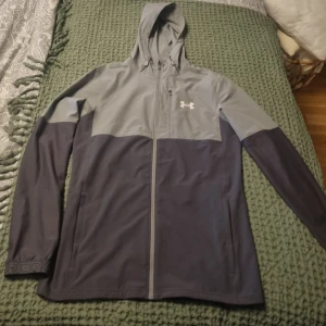Under armour jacka  - 9/10 skick inga hål och allt visas redan i bilderna. Har ej tid att fota extra. Kommer inte att gå ner i pris.