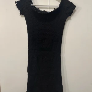 Svart off-shoulder kortklänning - Svart off-shoulder klänning från Gina tricot storlek Xs, mycket stretch.