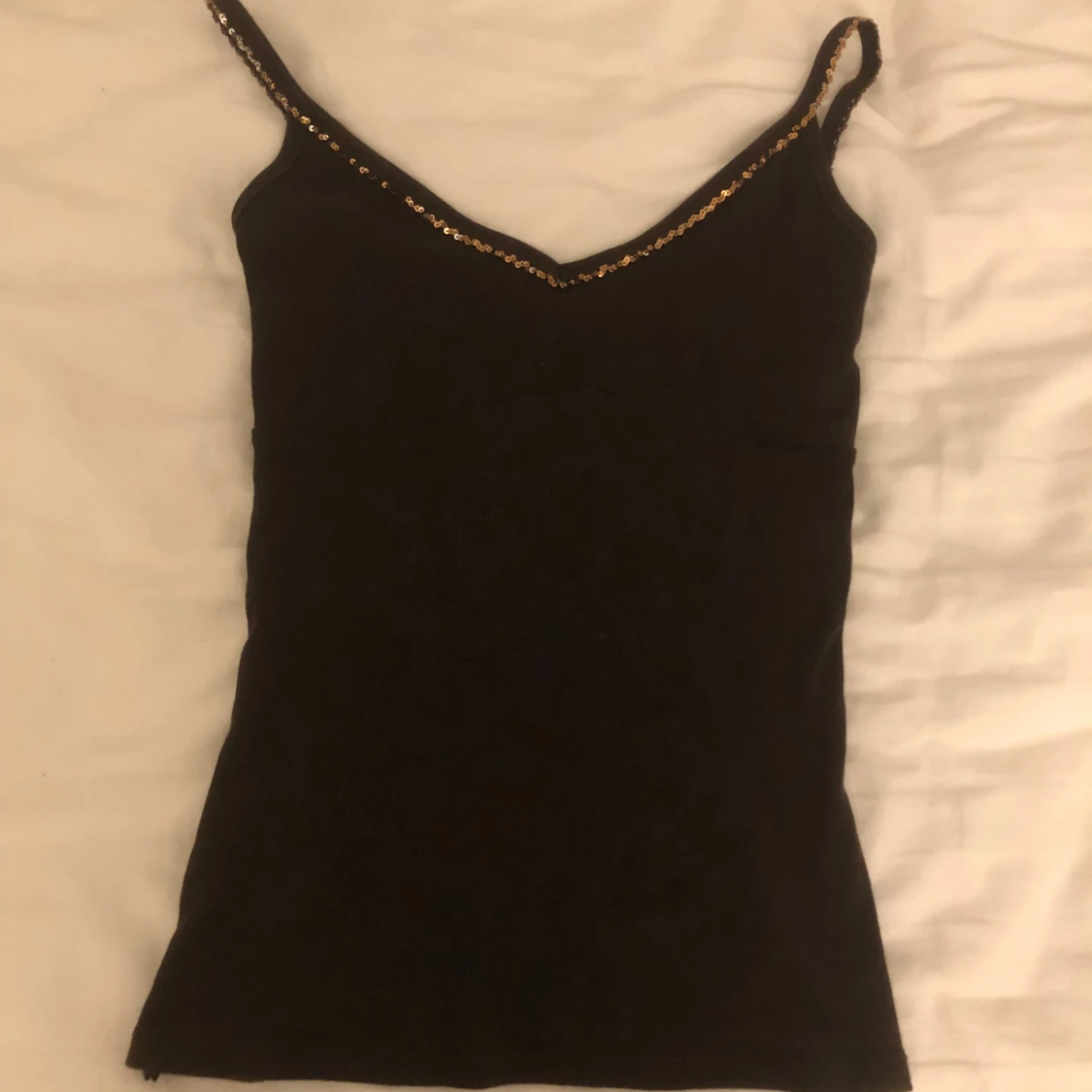 Svart linnetopp med paljettdetaljer från United Colors of Benetton - 1