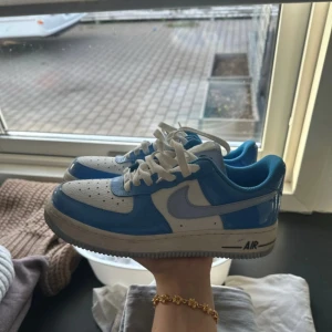 Nike Air Force 1 - Coola Nike sneakers med fina blåa färger. Väldigt bra skick använda fåtal gånger och försiktigt använda. Skriv för mer bilder på dom privat. Köpta för 1450kr