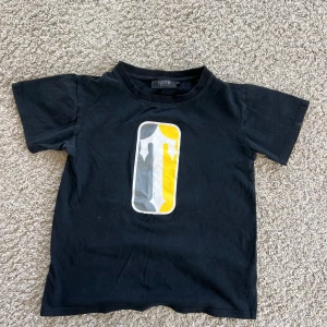 Trapstar x Central cee t-shirt - Säljer denna sällsynta och sjukt feta t-shirt.  Den är storlek small men passar XS.  Lite urtvättad, därav priset.  Äkthet garanteras givetvis.